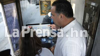 En esta imagen, tomada el 26 de febrero de 2020, el papa Francisco se suena la nariz durante la misa del Miércoles que Ceniza, que dio inicio a la Cuaresma, en la Basílica de Santa Sabina, en Roma. (AP Foto/Gregorio Borgia)