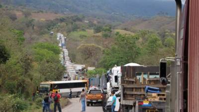 En la carretera entre La Entrada y Santa Rosa de Copán están varados más de 500 vehículos pesados.