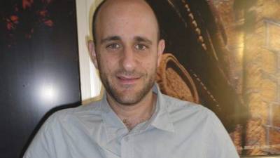 Lati es un experto en deportes.