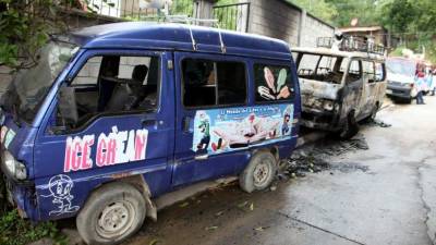 Vecinos informaron que el bus blanco quedó encendido, se desengranó y al impactar con el azul azul tomó fuego.