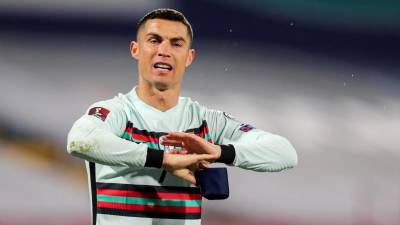 Cristiano Ronaldo se encuentra sin equipo y solo ha recibido una oferta del fútbol árabe.