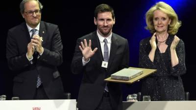 Messi sonríe después de recibir el premio por parte del Gobierno de Cataluña. Foto AFP