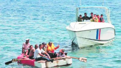 Así como viajan por Guatemala, los migrantes ahora intentan cruzar el sur de México por mar, arriesgando la vida en lanchas. Les cobran hasta L5,000.