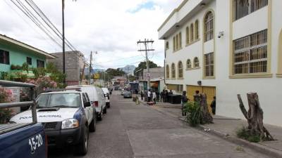 Se informó que Briceño Sánchez habría solicitado la cantidad de dos mil lempiras a la madre de uno de los detenidos para dejarlo en libertad, mientras García proporcionó a los capturados un número de cuenta bancaria para que efectuaran el depósito. Foto de archivo