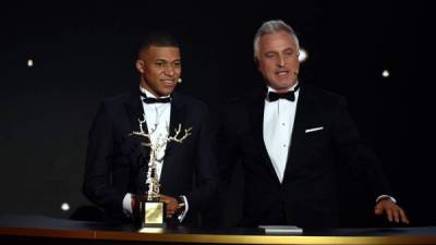 Kylian Mbappe recibiendo el premio al Balón de Oro Sub-21. Foto AFP