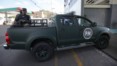 El desplazamiento de la Policía Militar se impone en los accesos al estadio.