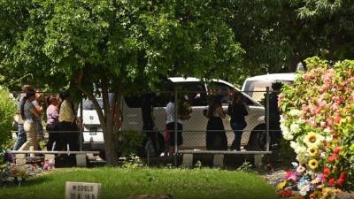 Cientos de salvadoreños acompañaron a los familiares de Óscar Alberto Martínez y su hija Angie Valeria, ahogados en el río Bravo en su intento por cruzar de México a Estados Unidos, a dar el último adiós a los dos migrantes en una ceremonia privada en un cementerio de la capital.