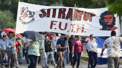 Los estudiantes acompañados de instructores hicieron ayer una caminata en horas de la tarde.