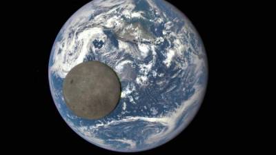 Fotografía de la cara oculta de la luna tomada por el satélite de la Nasa y la NOAA.