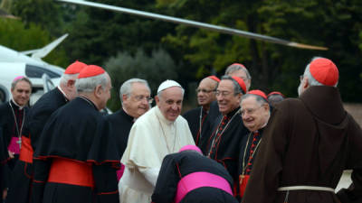 PAP05 ASSIS (ITALIA), 04/10/2013.- El papa Francisco (c), a su llegada al Instituto Seráfico de Asís, una institución que cuida de niños discapacitados y enfermos, en Asís, Italia, hoy, viernes 4 de octubre de 2013. Durante esta visita, el sumo pontífice pronunció un discurso improvisado y no el que había preparado con anterioridad, y se dirigió a los niños del Instituto directamente. EFE/Crocchioni / Pool