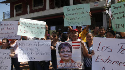 Unos 200 vecinos de Ada Muñoz protestaron ayer afuera de la casa en señal de solidaridad.