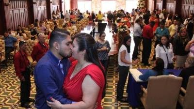 Las parejas sellaron su unión con un beso.