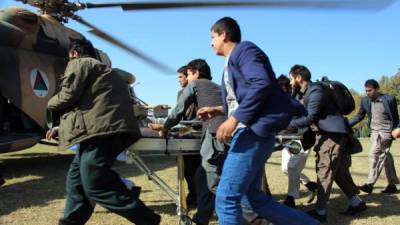 Rescatistas trasladan en helicóptero a una menor herida a un hospital.