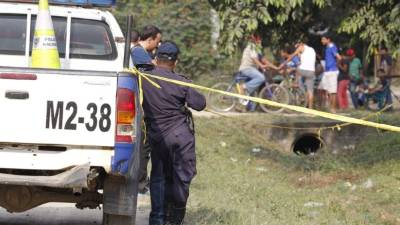 Las autoridades policiales cuando resguardaban la escenal de crimen.