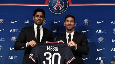 Nasser Al-Khelaifi presentó a Lionel Messi con el dorsal 30 del PSG. Foto AFP