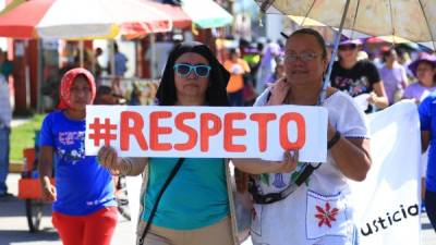 Mujeres de San Pedro Sula participaron de una caminata hoy en la que exigieron respeto.