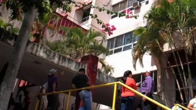 La mujer se tiró desde donde se observa el aire acondicionado y cayó sobre la plancha de concreto.