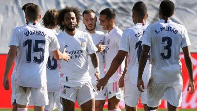 Eden Hazard es felicitado por su golazo contra el Huesca. Foto AFP