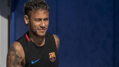 MIA14. WHIPPANY (NJ, EE.UU.), 20/07/2015.- El futbolista Neymar llega para un entrenamiento del FC Barcelona hoy, jueves 20 de julio de 2017, en las instalaciones del club New York Red Bulls en Whippany, New Jersey (EE.UU.). El equipo azulgrana visita los Estados Unidos para una estadía de promoción y donde jugará tres partidos amistosos, ante el Juventus, el Manchester United y el Real Madrid. EFE/Edu Bayer