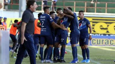 Félix Crisanto celebrando su golazo con sus compañeros. Foto Marvin Salgado