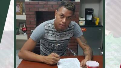 Denovan Torres firmando su renovación con el Marathón.