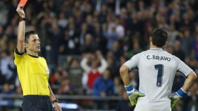 El árbitro le muestra la tarjeta roja al chileno Claudio Bravo, del Manchester City. Foto AFP