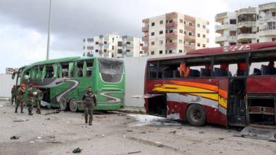 Soldados revisan dos autobuses dañados tras un atentado perpetrado por Isis en una estación en la ciudad de Tartus, Siria. Foto: EFE