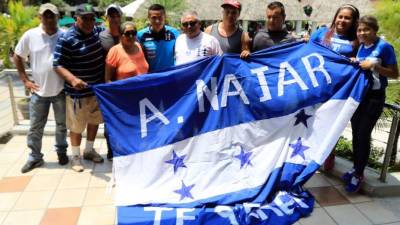 Andy Nájar recibió la sorpresiva visita de su familia en el hotel de concentración de la Selección de Honduras. Foto Ronald Aceituno/Enviado Especial