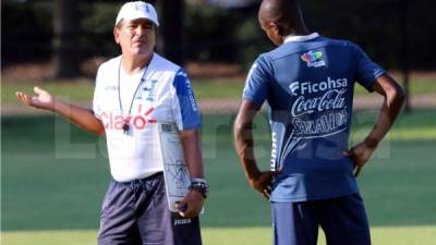 Jorge Luis Pinto dialogó este domingo con Boniek García en el entrenamiento de la Selección de Honduras. Foto Ronald Aceituno/Enviado Especial