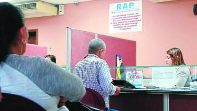 Afiliados realizan un trámite en la oficina principal del Régimen de Aportaciones Privadas (RAP) en Tegucigalpa.