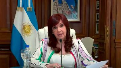 La vicepresidenta de Argentina, Cristina Fernández, enfrenta una condena de 12 años de prisión y la inhabilitación para ejercer cargos públicos de por vida si es encontrada culpable.