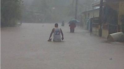 Las calles del barrio El Porvenir en Puerto Cortés están llenas de agua.