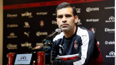 El futbolista Rafa Márquez reaccionó en Twitter a la decisión de Trump de construir un muro en la frontera con México.