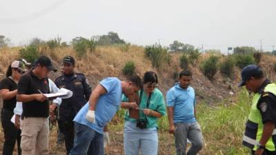 Las autoridades al momento de realizar el levantamiento en Chotepe.