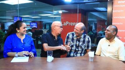 El entrenador de Marathón, Jairo Ríos, estrecha la mano de su colega de Real España, Miguel Falero. Mientras el staff de Golazo, Karen Cartagena y José Luis Barralaga, (d) observa.