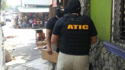Agentes de la Atic inspeccionan una pulpería donde supuestamente venden lotería apuntada.