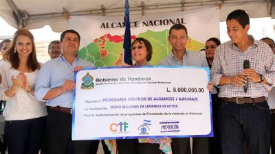 El presidente Juan Orlando Hernández visitó ayer un centro de alcance.