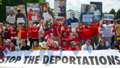 Protestantes reclamaron en Washington para que el Gobierno detenga las deportaciones.