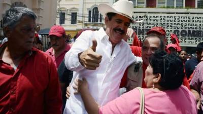 Manuel Zelaya no hizo el recorrido de la movilización promovida por el FNRP, por razones que no fueron precisadas, pero se sumó a las actividades conmemorativas en la Plaza Central de Tegucigalpa. Foto AFP