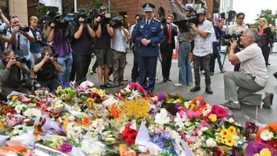 Los australianos realizaron un memorial de miles de ramos de flores en la zona donde ocurrió la tragedia de los rehenes de Sídney, el comisario de la ciudad Andrew Scipion, inspecciona el lugar.