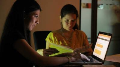 Las mujeres son, en su mayoría, las más interesadas en estudiar después del pregrado. Foto: Jorge Gonzales