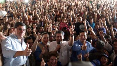El presidente Juan O. Hernández y su esposa Ana García dieron a conocer el programa y sus beneficios. Foto: Wendell Escoto