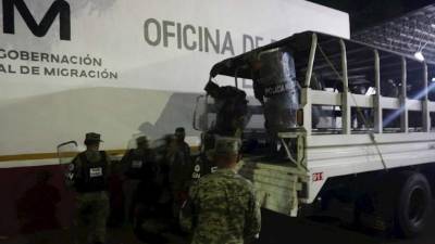 Integrantes de la Guardia Nacional, arribando a la estación migratoria Siglo XXI en Tapachula. EFE/Archivo