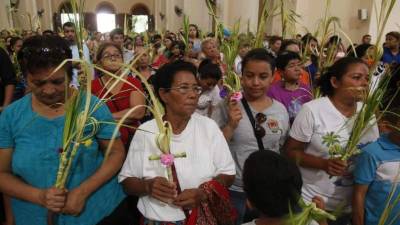 Las familias católicas conmemoran la entrada de Jesús.