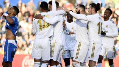 Los jugadores del Real Madrid celebrando el primer gol de Raphael Varane contra el Getafe. Foto AFP