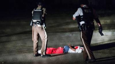 Un joven afroamericano resultó gravemente herido tras enfrentarse a tiros con la policía de Ferguson.