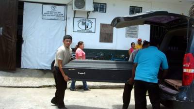 Los cuerpos del taxista y del policía fueron reclamados ayer en La Ceiba.