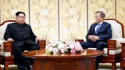 El líder norcoreano Kim Jong-un (i), conversa con el presidente surcoreano, Moon Jae-in (d), en Peace House, edificio situado al lado sur de la frontera donde mantuvieron sus dos rondas de encuentros de la cumbre intercoreana, en la Zona Desmilitarizada en Panmunjom (Corea del Sur) hoy, 27 de abril de 2018.EFE