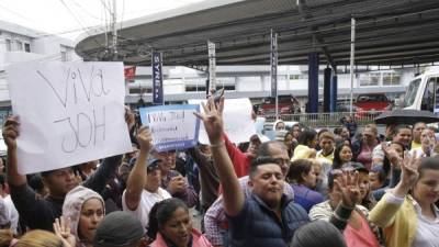 En apoyo a la candidatura de Juan Orlando, varios nacionalistas protestaron frente al Tribunal Supremo Electoral.