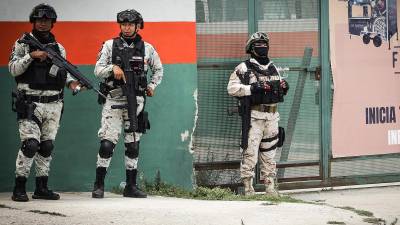 Miembros de la Guardia Nacional y del Ejército Mexicano resguardan un predio donde se encontró la construcción de un narco túnel entre México y Estados Unidos.